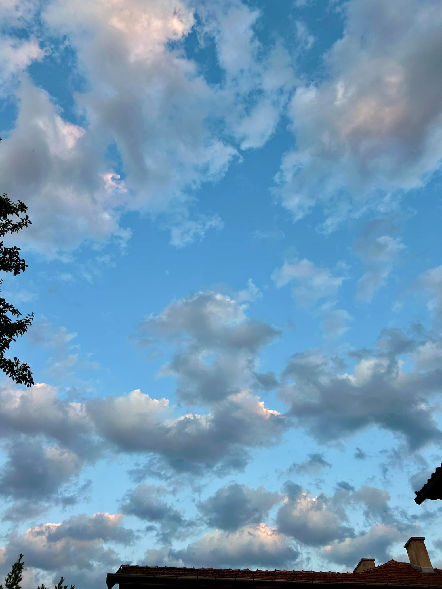 20:49 – Един и същи час и на двете снимки, а са като две различни дихания на един и същ ден.