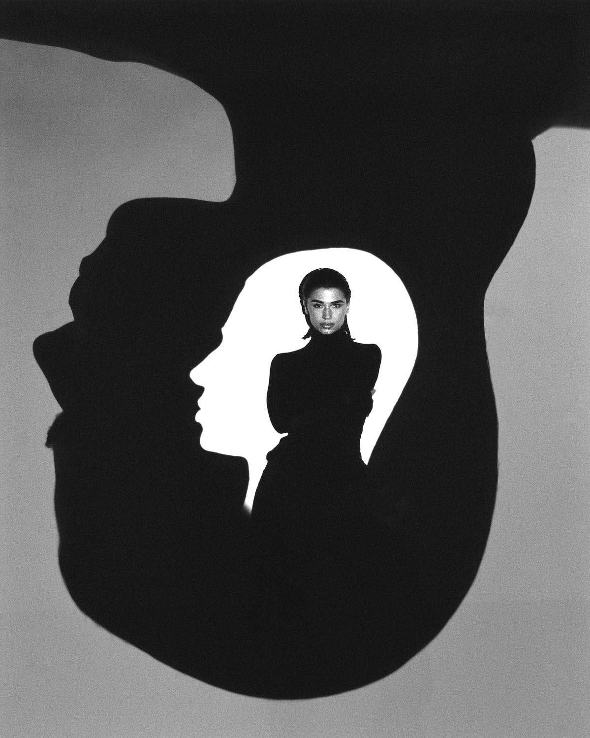 Белот между две двойки, където някой играе „мръсно” (или… защо Юнг би броил сенки вместо козове.)