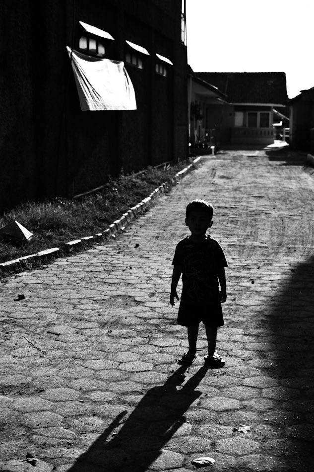 Днес мислите ми вървят като река. За това ще пиша. Докато не избягат.